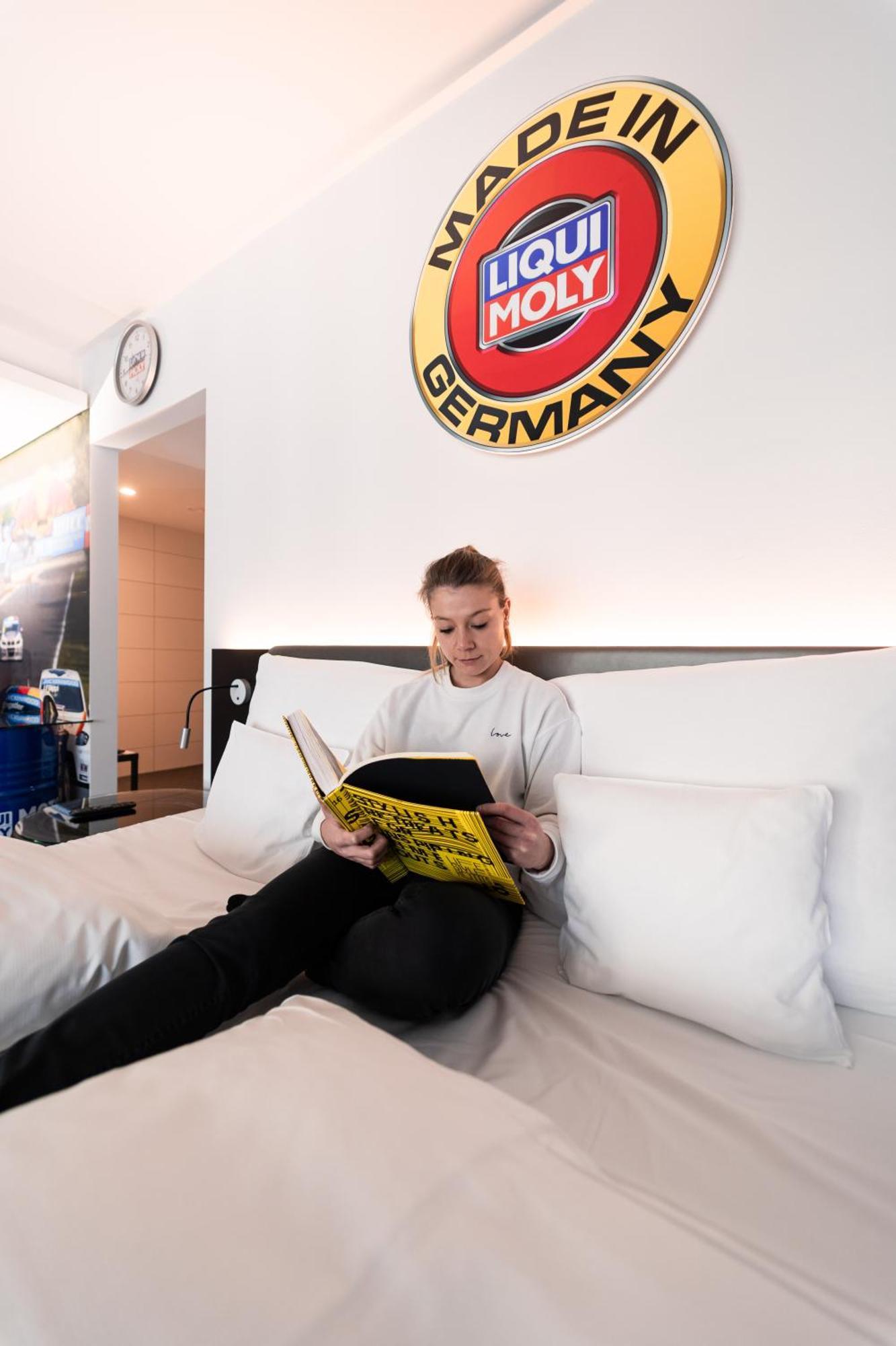 V8 Hotel Motorworld Region Stuttgart Бьоблинген Екстериор снимка