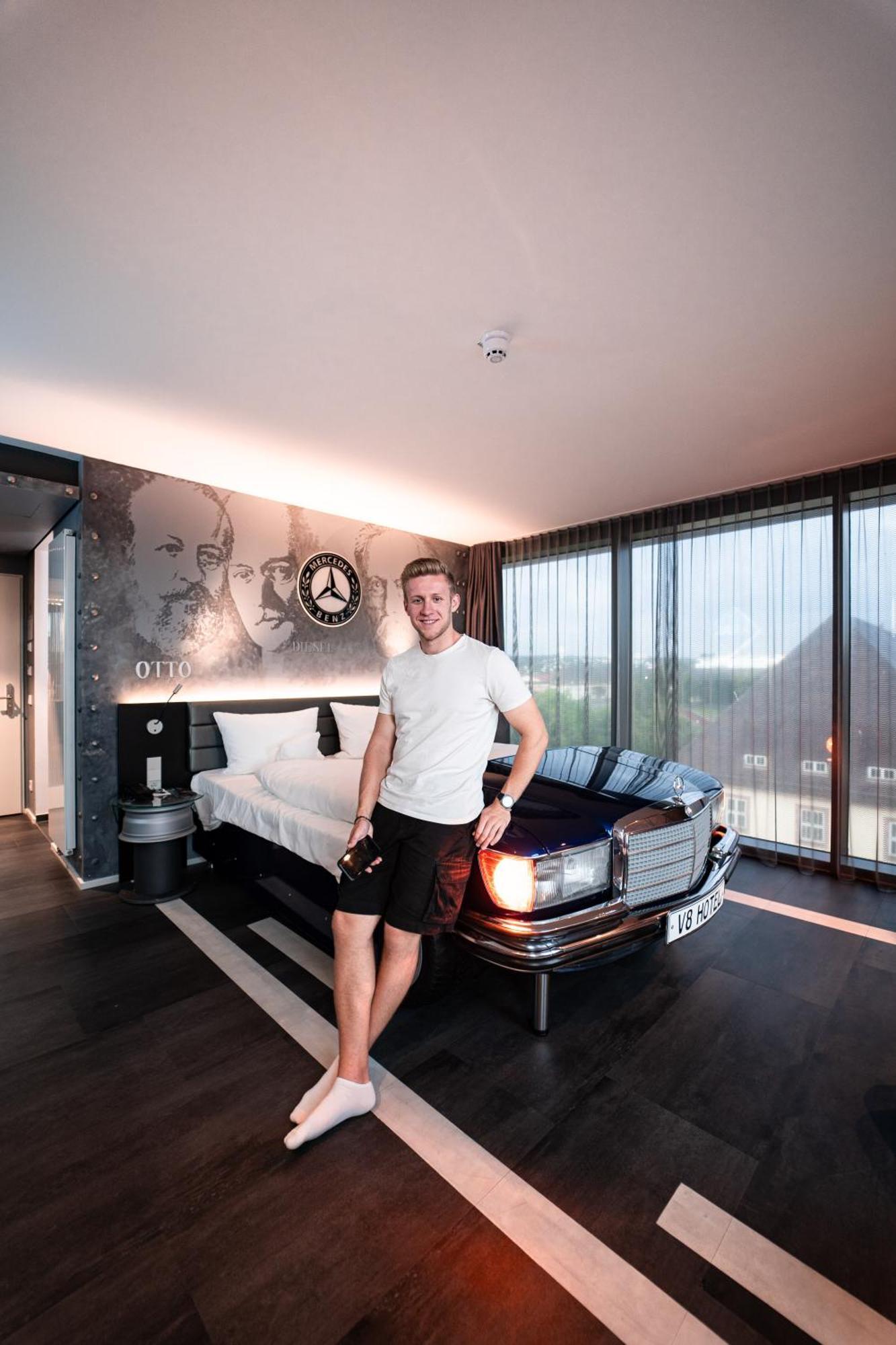 V8 Hotel Motorworld Region Stuttgart Бьоблинген Екстериор снимка