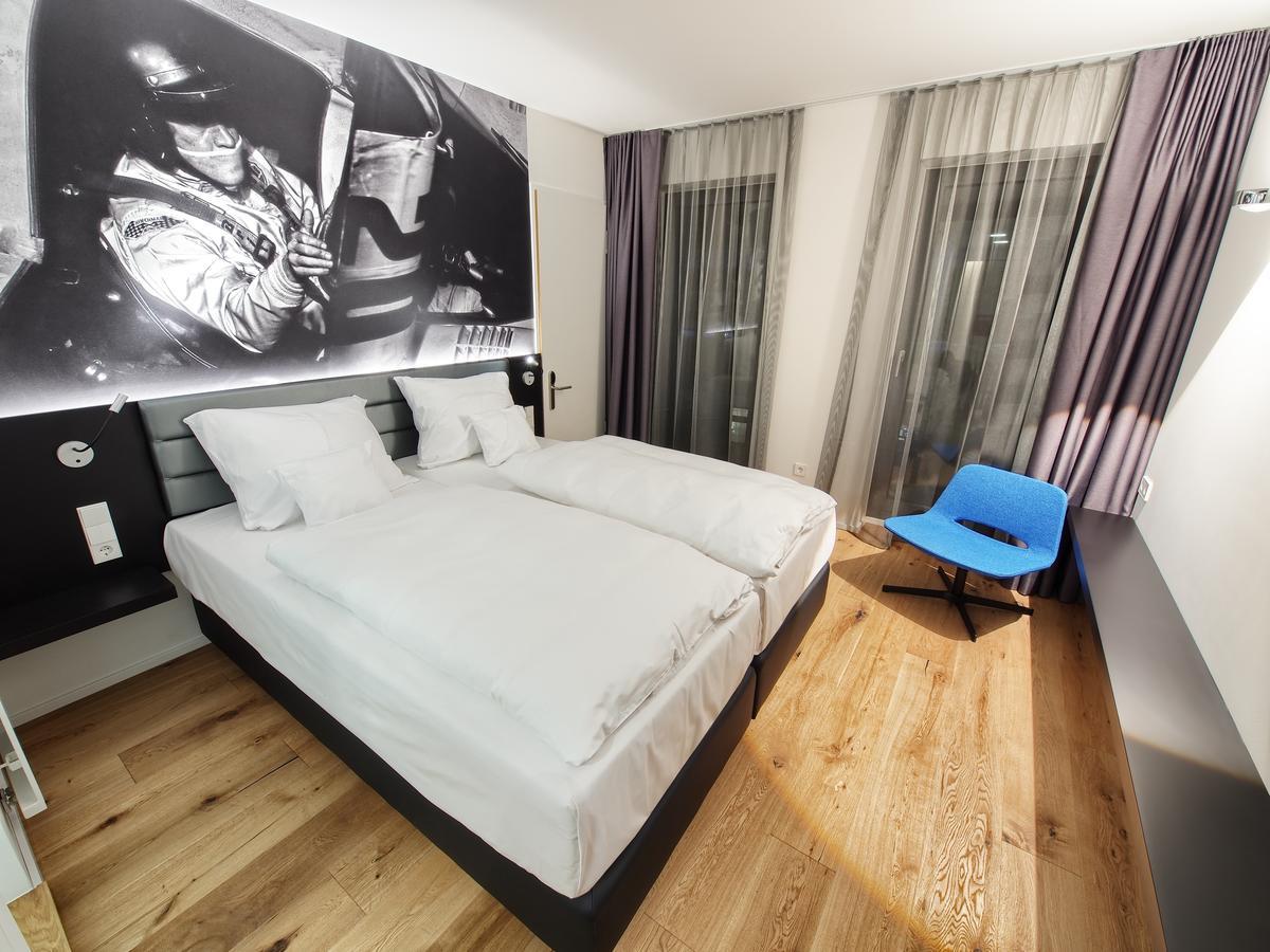 V8 Hotel Motorworld Region Stuttgart Бьоблинген Екстериор снимка